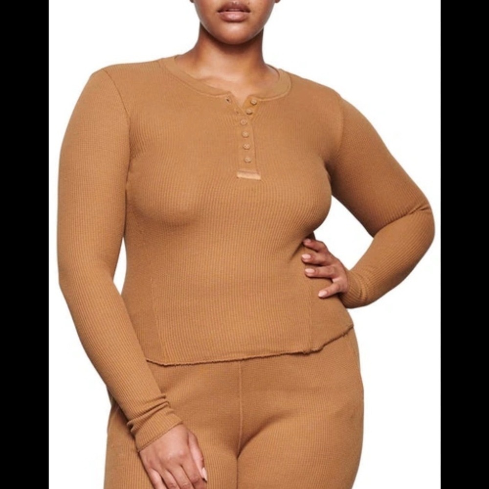 Skims Winter Long Sleeve Waffle Henley in Camel Tan Brown M Lounge Travel Comfy